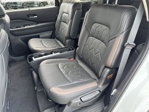 New 2026 Nissan Pathfinder Platinum FWD image 18