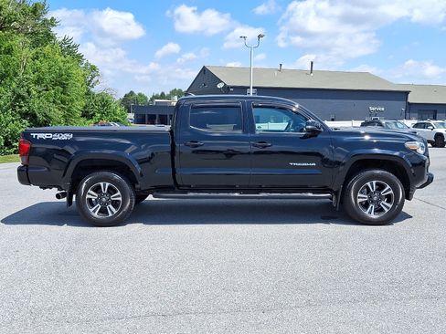 Used 2019 Toyota Tacoma TRD Sport w/ TRD Premium Sport Package AWD/4WD image 8