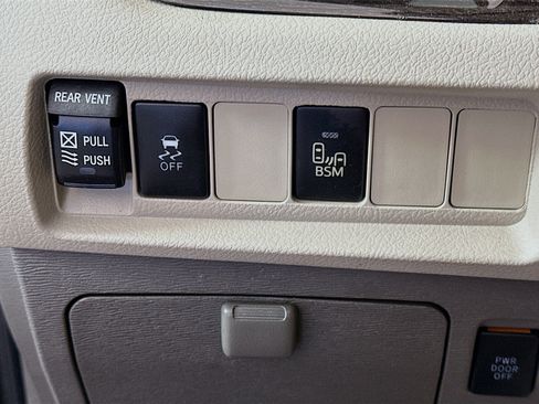 Used 2015 Toyota Sienna XLE FWD image 17