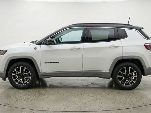 Used 2025 Jeep Compass Trailhawk image 5