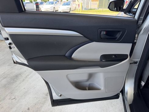 Used 2018 Toyota Highlander LE FWD image 27
