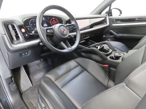 Certified 2024 Porsche Cayenne AWD/4WD image 4