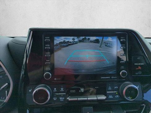 Certified 2020 Toyota Highlander XLE FWD image 13