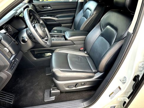 Used 2024 Nissan Pathfinder SL w/ SL Premium Package FWD image 12