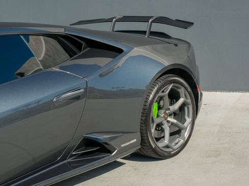 Used 2020 Lamborghini Huracan EVO image 21