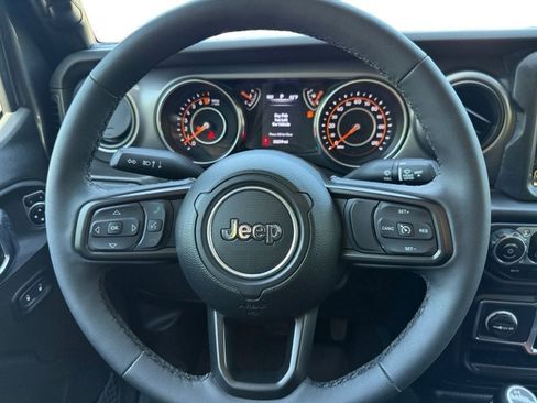 Used 2023 Jeep Gladiator Sport AWD/4WD image 13