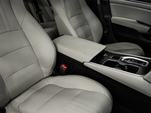 Used 2018 Honda Accord Touring image 30