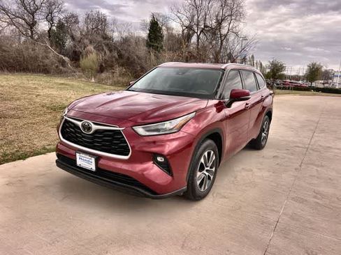 Used 2021 Toyota Highlander XLE image 2