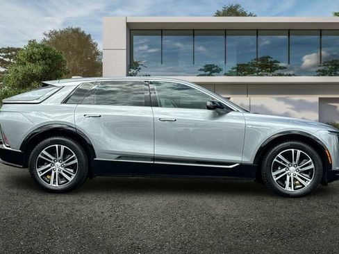 Certified 2024 Cadillac Lyriq Luxury AWD/4WD image 3