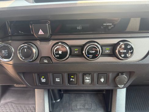 Used 2018 Toyota Tacoma TRD Off-Road w/ Technology Package AWD/4WD image 12