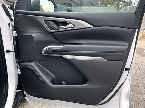 Used 2025 Chevrolet Traverse LT w/ Driver Confidence Package image 22