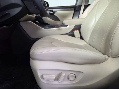 Used 2022 Toyota Highlander Limited image 13