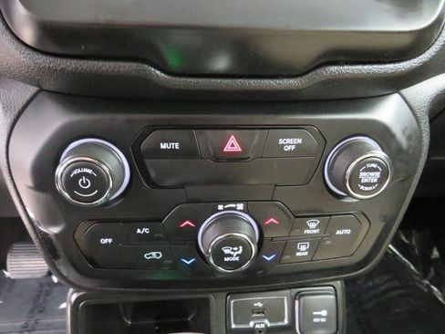 Used 2018 Jeep Renegade Latitude FWD image 24