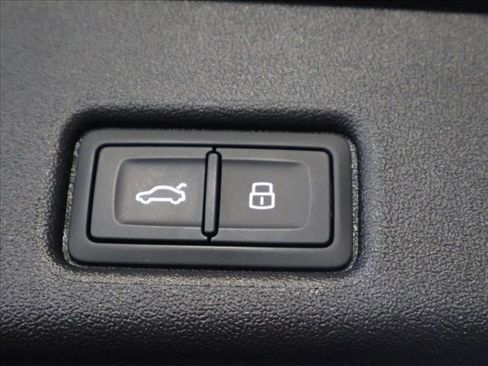 Used 2025 Audi Q5 Premium w/ Convenience Package image 7