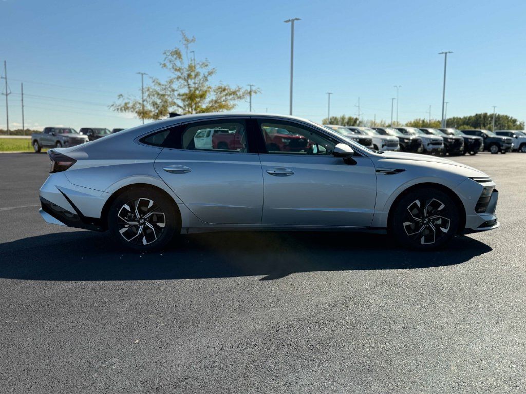 Used 2024 Nissan Altima 2.5 SV FWD image 5
