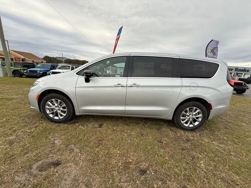 New 2026 Chrysler Pacifica Select image 4