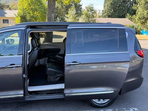 Used 2017 Chrysler Pacifica Touring-L FWD image 25