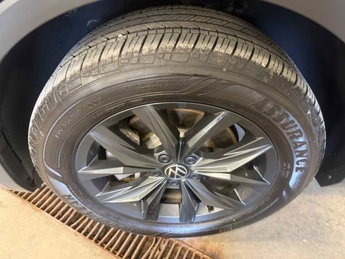 Used 2024 Volkswagen Tiguan SE w/ Panoramic Sunroof Package AWD/4WD image 8