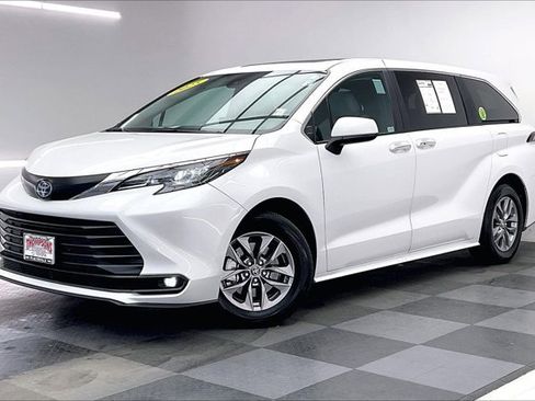 Used 2025 Toyota Sienna XLE image 12