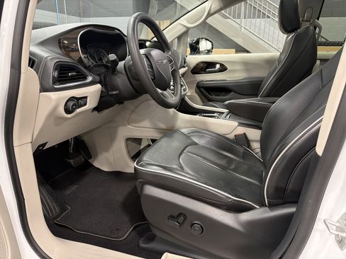 Used 2024 Chrysler Pacifica Limited image 3