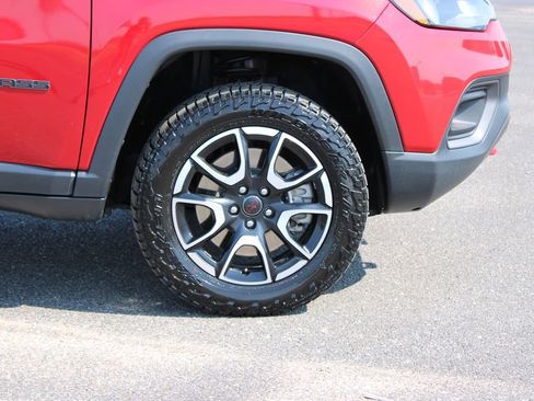 Used 2025 Jeep Compass Trailhawk image 12