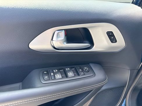 Used 2024 Chrysler Pacifica Premium FWD image 27