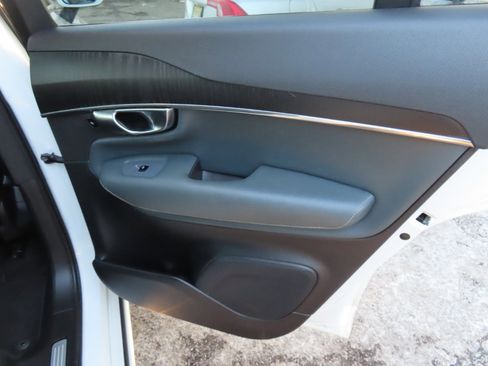 Used 2020 Volvo XC90 T6 Momentum image 19