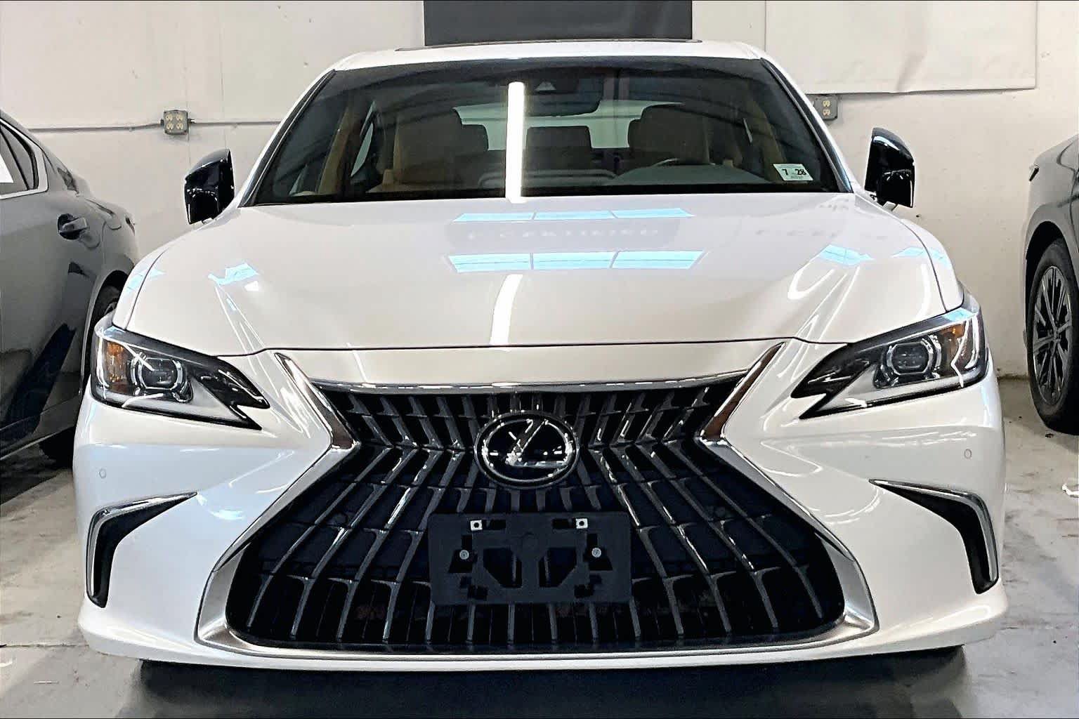 Used 2023 Lexus ES 350 w/ Premium Package FWD image 2