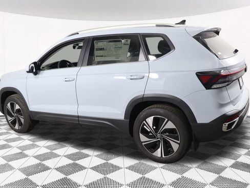 Used 2025 Volkswagen Taos SE image 27