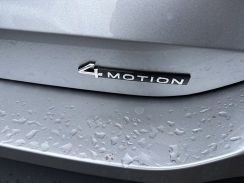 New 2025 Volkswagen Tiguan SE image 8