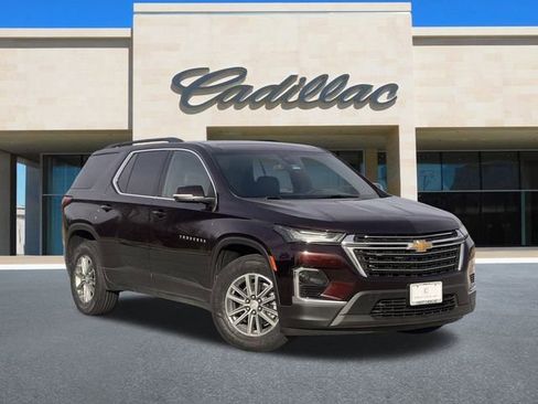 Used 2023 Chevrolet Traverse LT image 2