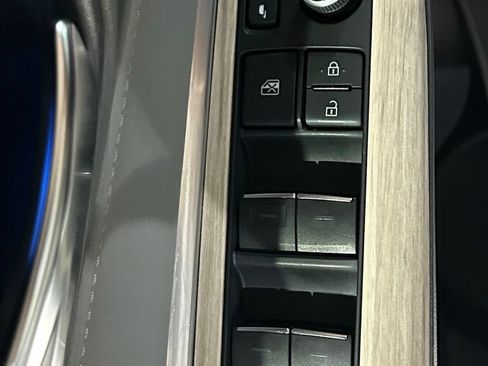 Used 2022 Toyota Venza Limited AWD/4WD image 40