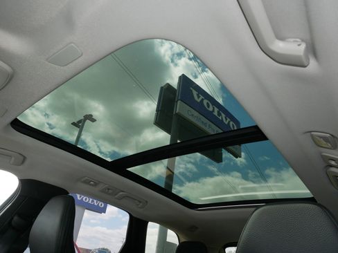Certified 2025 Volvo XC60 B5 Plus AWD/4WD image 28