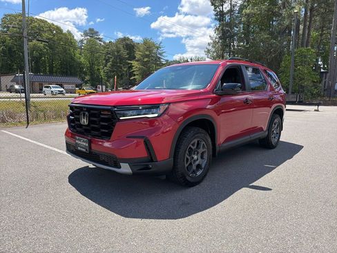Certified 2025 Honda Pilot TrailSport image 2