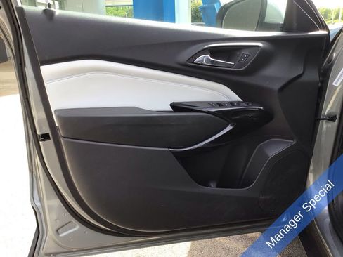 Used 2025 Chevrolet Trax LT FWD image 21