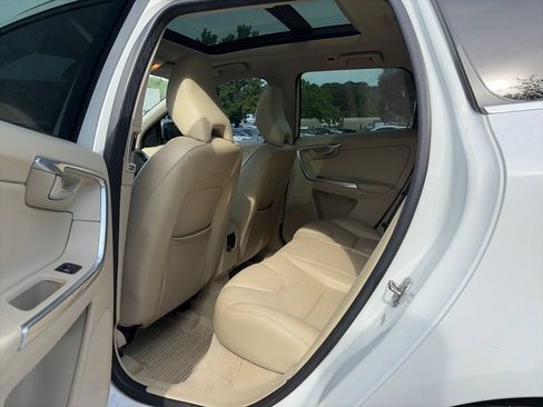 Used 2015 Volvo XC60 T5 Premier w/ Proximity Package FWD image 9