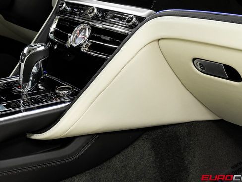 Used 2023 Bentley Flying Spur V8 image 31