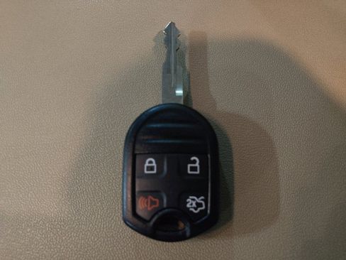 Used 2018 Ford Taurus SE FWD image 32