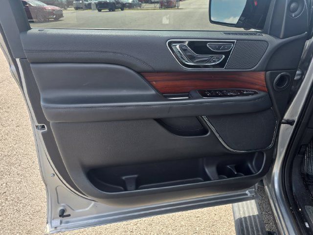 Used 2023 Lincoln Navigator Reserve AWD/4WD image 9