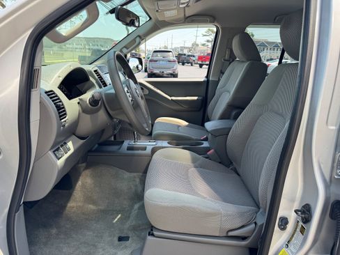 Used 2013 Nissan Frontier SV w/ SV Value Truck Pkg RWD image 7