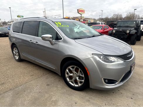 Used 2019 Chrysler Pacifica Limited image 6