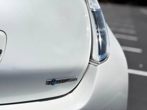 Used 2015 Nissan Leaf SV FWD image 11