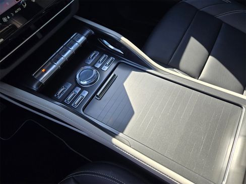 Used 2024 Lincoln Nautilus Premier image 18