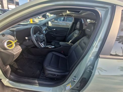 Used 2025 Chevrolet Trax ACTIV w/ Sunroof Package image 3