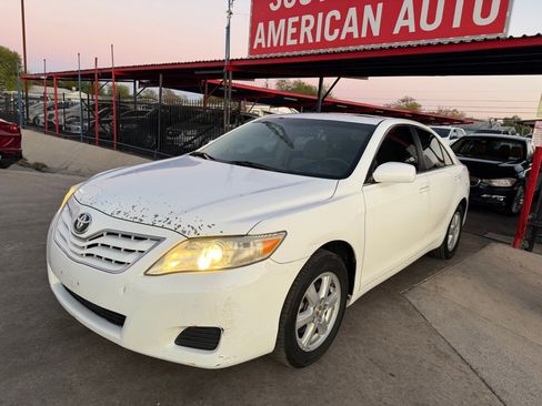 Used 2010 Toyota Camry LE image 1