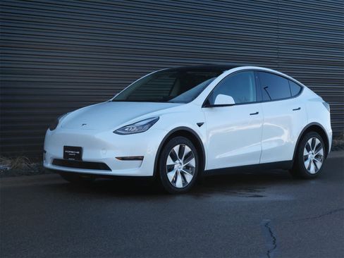 Used 2022 Tesla Model Y Long Range image 1