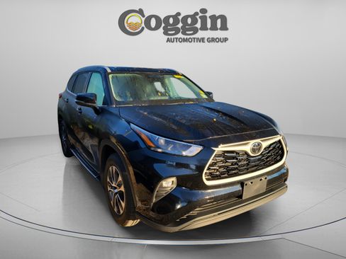 Used 2024 Toyota Highlander XLE image 3