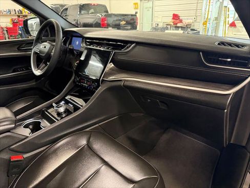 Certified 2025 Jeep Grand Cherokee L Limited AWD/4WD image 8