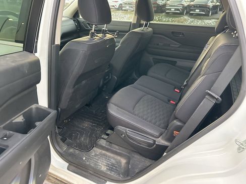 Used 2024 Nissan Pathfinder SV image 9