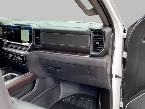 Used 2022 GMC Sierra 1500 SLT AWD/4WD image 18